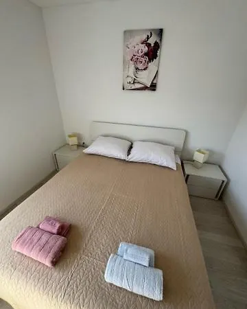 Elli - Parking, Garden, Bbq Apartment Pula