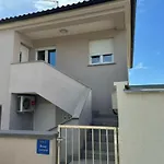 Elli - Parking, Garden, Bbq Apartment Pula